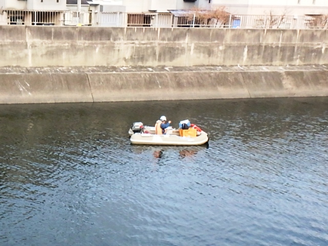 河川の船上目視点検をゴムボートで実施中