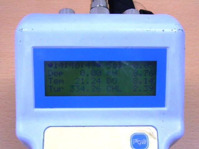 多項目水質計（AAQ-1183）のハンディタイプの表示画面