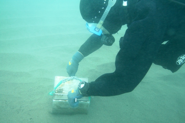 底生生物調査の様子（採泥器） – ユーエルの調査ブログ
