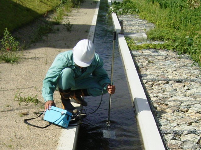 農業用水路での流量観測　～コンクリートの管渠が水をつなぐ～